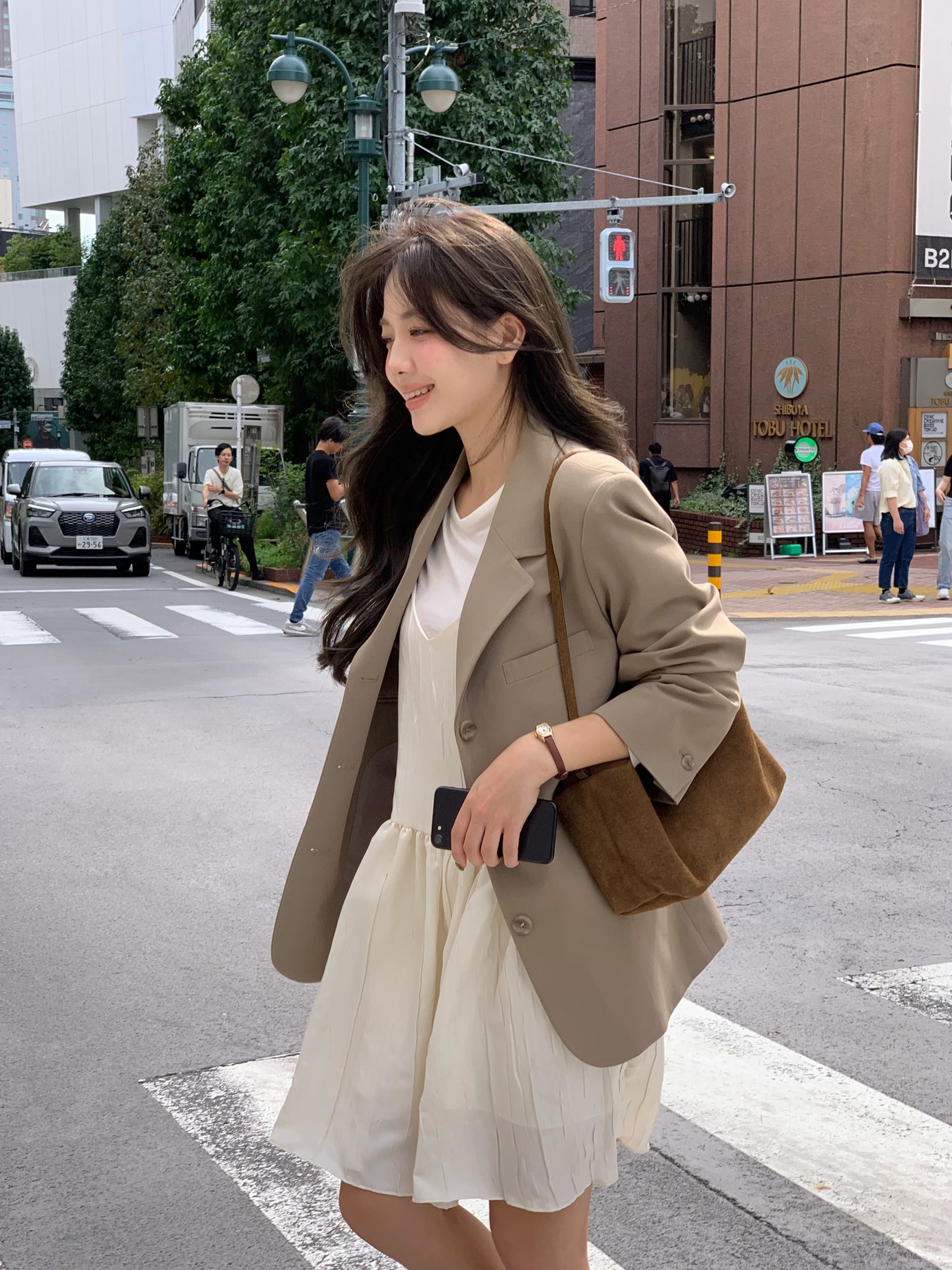 Blazer cấu trúc rõ ràng giúp nâng tầm mọi set đồ tối giản. Tông đen, xám, nâu chocolate dễ phối, tạo khí chất sang trọng mà không cần phụ kiện cầu kỳ.