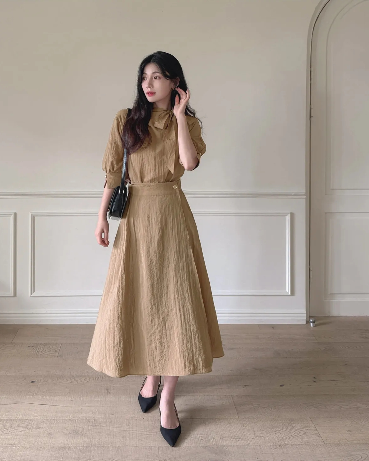 Váy nhấn eo định hình vòng hai, giúp vóc dáng thon gọn tức thì. Dáng chữ A hoặc midi che khuyết điểm tốt, phù hợp môi trường công sở.