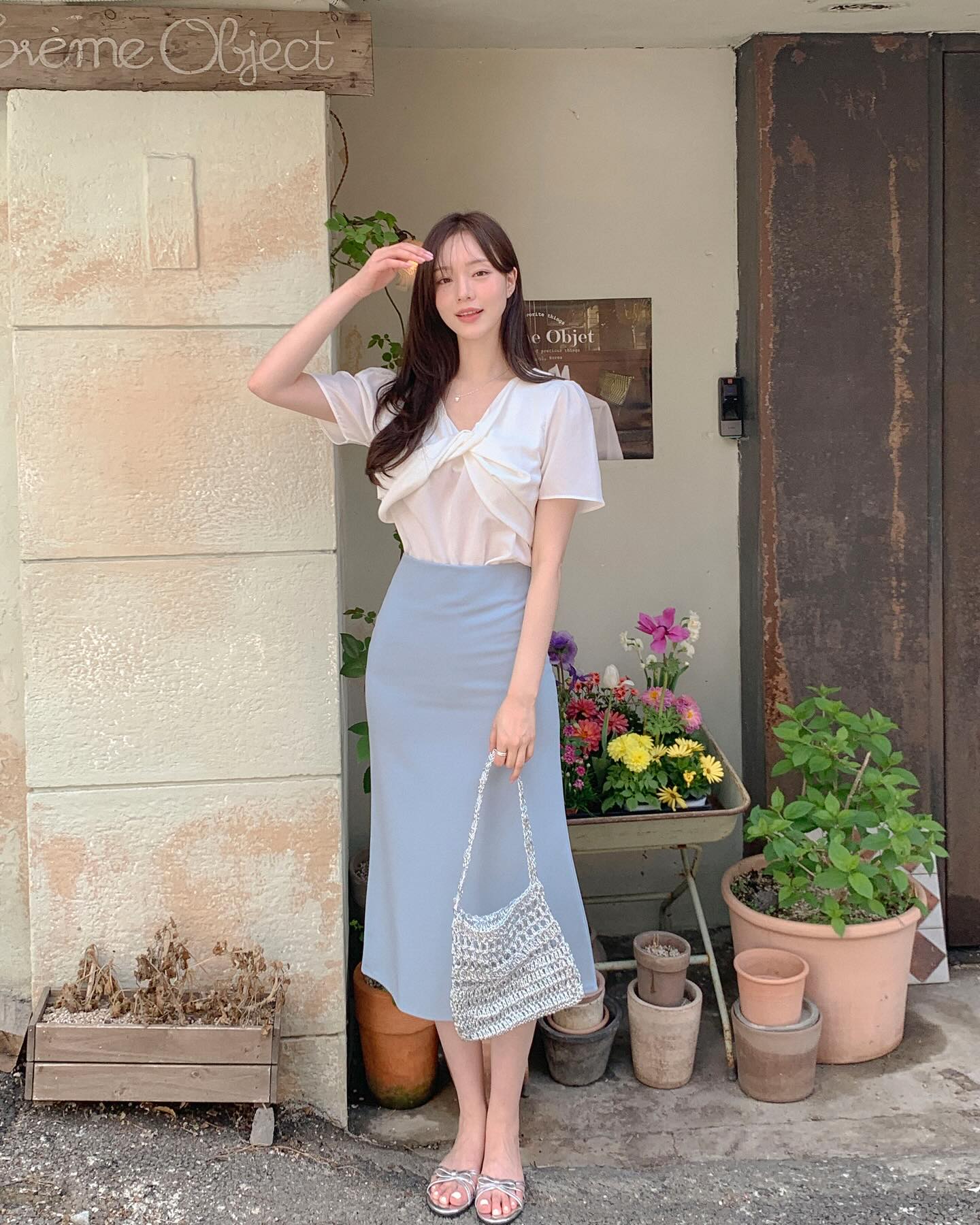 Blouse mềm mại phối chân váy suông cạp cao giúp vóc dáng cân đối. Outfit nữ tính nhưng vẫn chuyên nghiệp cho những ngày đầu quay lại.