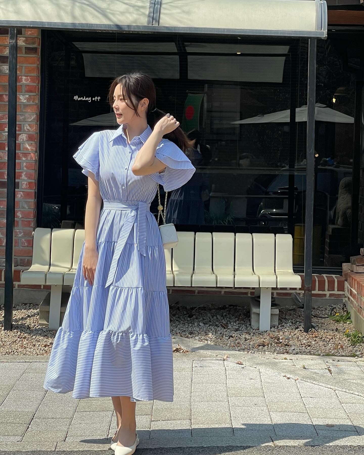 Váy sơ mi mang vẻ thanh lịch, gọn gàng. Phom suông hoặc thắt eo giúp tôn dáng, dễ mặc đi làm, dạo phố hay gặp gỡ.