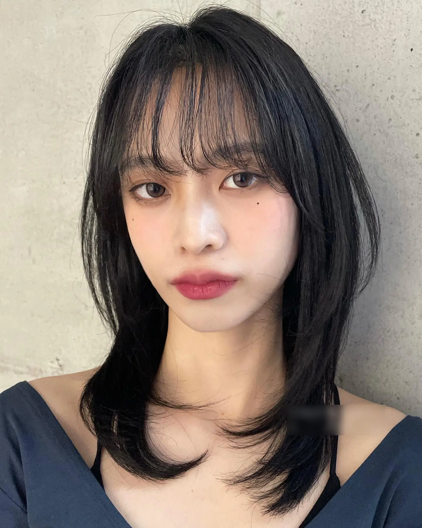 Khi kết hợp với mái thưa, tóc ngang vai trở nên trẻ trung và mềm mại hơn. Phần mái mỏng nhẹ giúp gương mặt trông hài hòa, đồng thời tạo hiệu ứng hack tuổi, phù hợp với nhiều phong cách khác nhau.