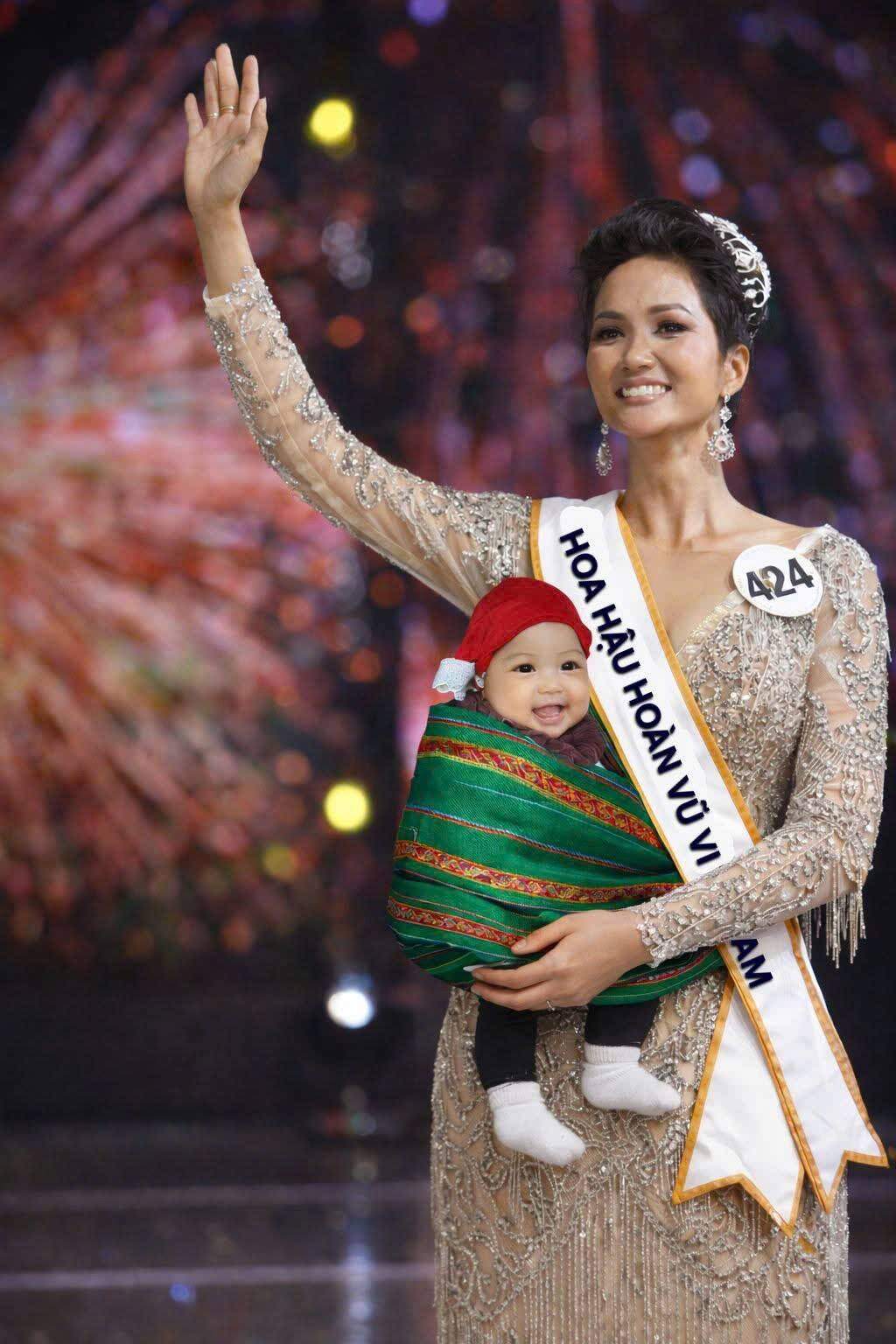 Hhen Niê sau 8 năm đăng quang Hoa hậu Hoàn vũ Việt Nam đã có những dòng viết hồi tưởng. Kỷ niệm đăng quang 06/01/2018- 06/01/2025. Những năm qua không quên sứ mệnh của mình và luôn biết ơn khoảnh khắc này, thật sự cô bé Hhen Niê ngày đó không bao nghĩ mình có được điều này, dù đã gần một thập kỷ nhưng mình cứ ngỡ như đang ở trong một giấc mơ, một giấc mơ thật đẹp, thật ý nghĩa, thật hạnh phúc và hết lòng biết ơn, người đẹp của núi rừng Tây Nguyên chia sẻ. Ngoài ra, điểm hài hước mà Hhen Niê khoe sau 8 năm đăng quang chính là cô con gái nhỏ được ghép vào trong ảnh.