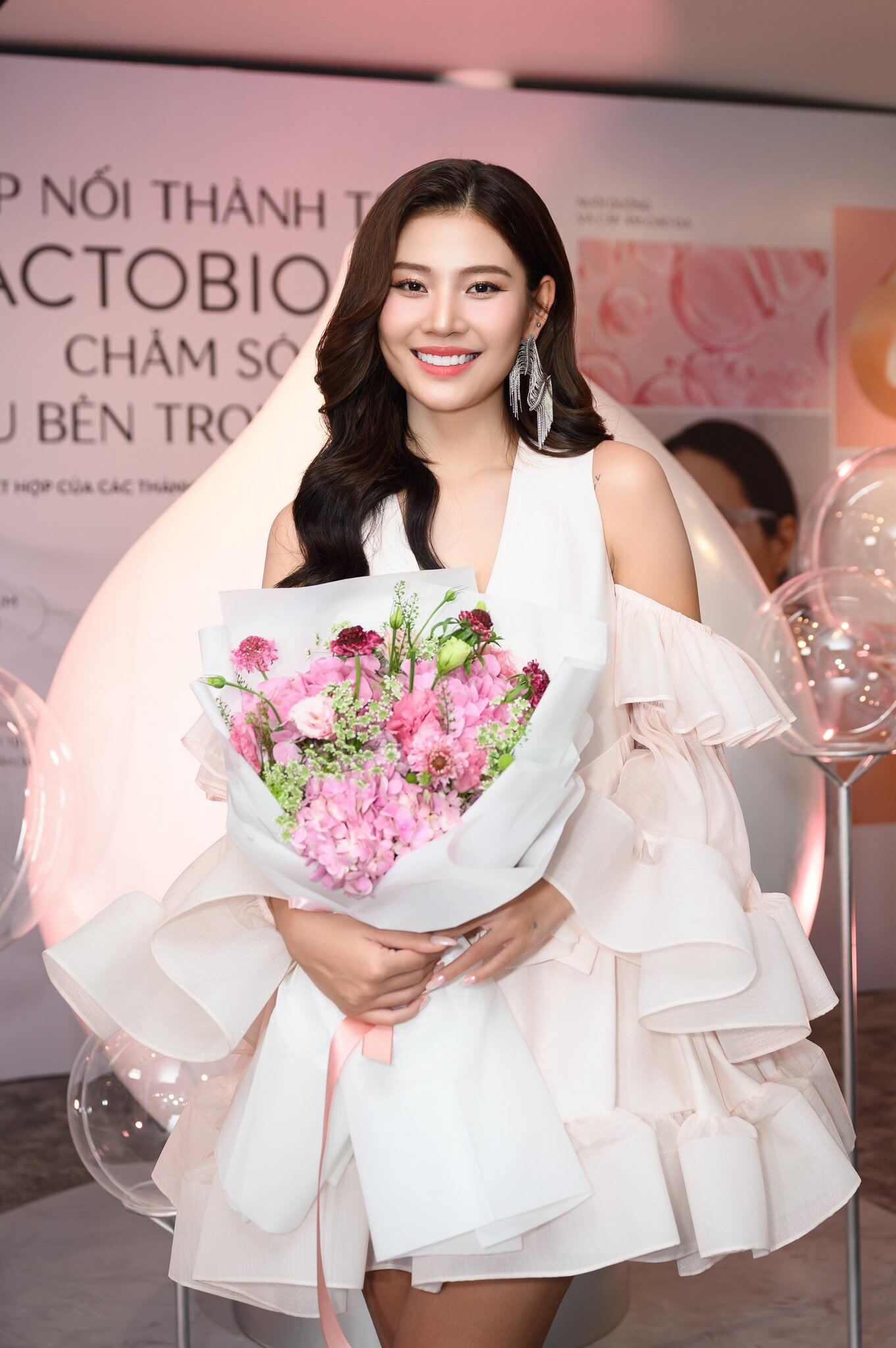 Thời trang của Chúng Huyền Thanh hướng đến sự tinh giản, nữ tính và tôn dáng. Cô ưu ái các thiết kế mềm mại, ôm nhẹ đường cong, gam màu trung tính hoặc pastel, tạo tổng thể thanh lịch, hiện đại nhưng vẫn giữ nét gợi cảm vừa đủ.