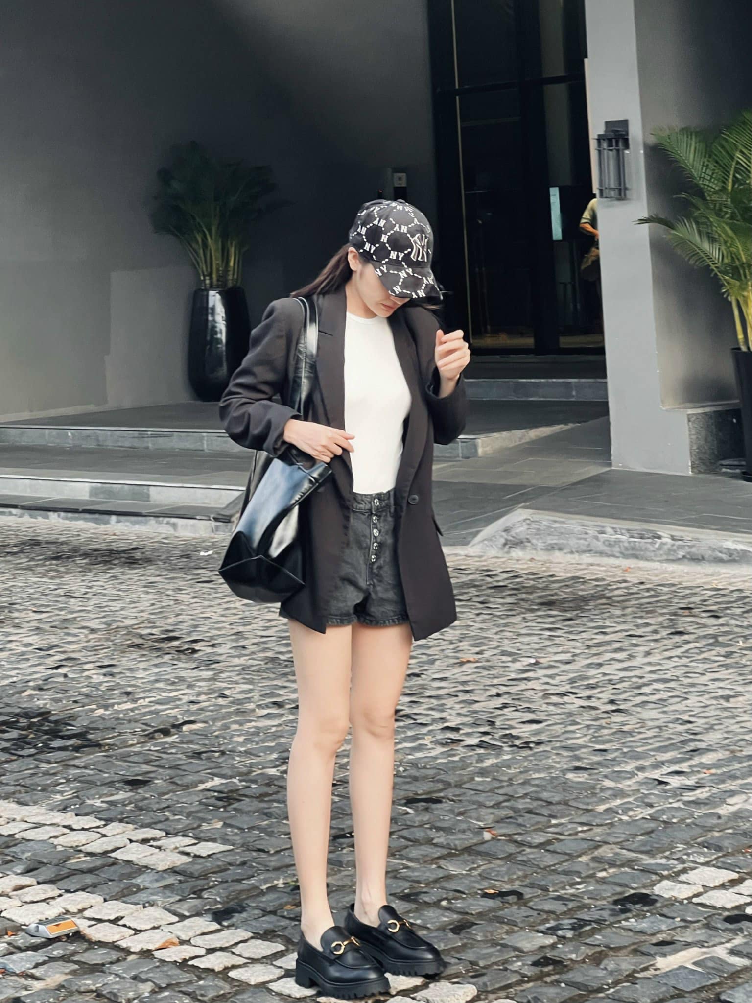 Không sở hữu chiều cao quá nổi bật nhưng Bảo Anh lại ghi điểm nhờ đôi chân thon nuột, thẳng và cân đối. Lợi thế này giúp nữ ca sĩ trông cao ráo hơn hẳn mỗi khi diện váy ngắn, quần short hay đầm xẻ tà, dễ dàng thu hút ánh nhìn trong mọi khung hình.