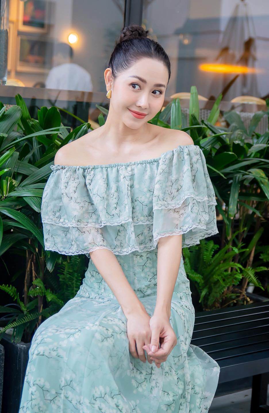 Visual trẻ mãi không già của diễn viên Tường Vi khiến netizen xuýt xoa.