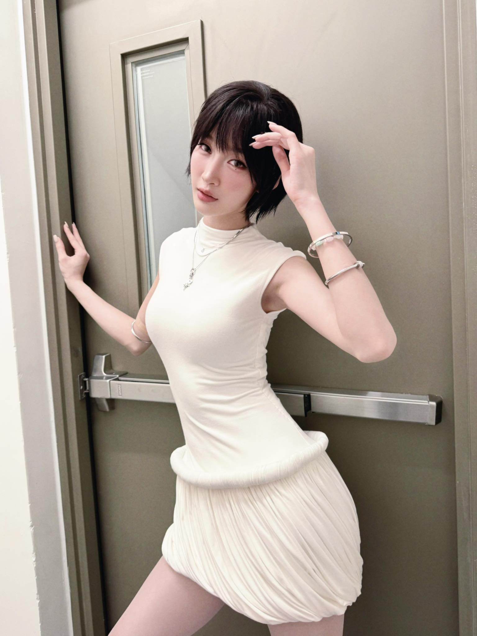 Nữ ca sĩ sở hữu nhan sắc đẹp như AI, chăm mặc ngắn cũn khoe eo 57cm amp;#34;vạn người mêamp;#34; - 11