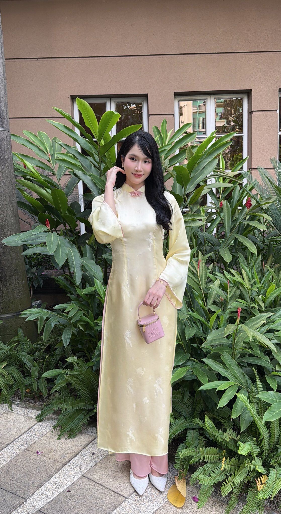 Áo dài mang vẻ đẹp truyền thống, kín đáo và rất phù hợp không khí đầu Xuân. Thiết kế nhẹ nhàng, màu sắc nhã nhặn giúp diện mạo thanh lịch, được khen tinh tế.