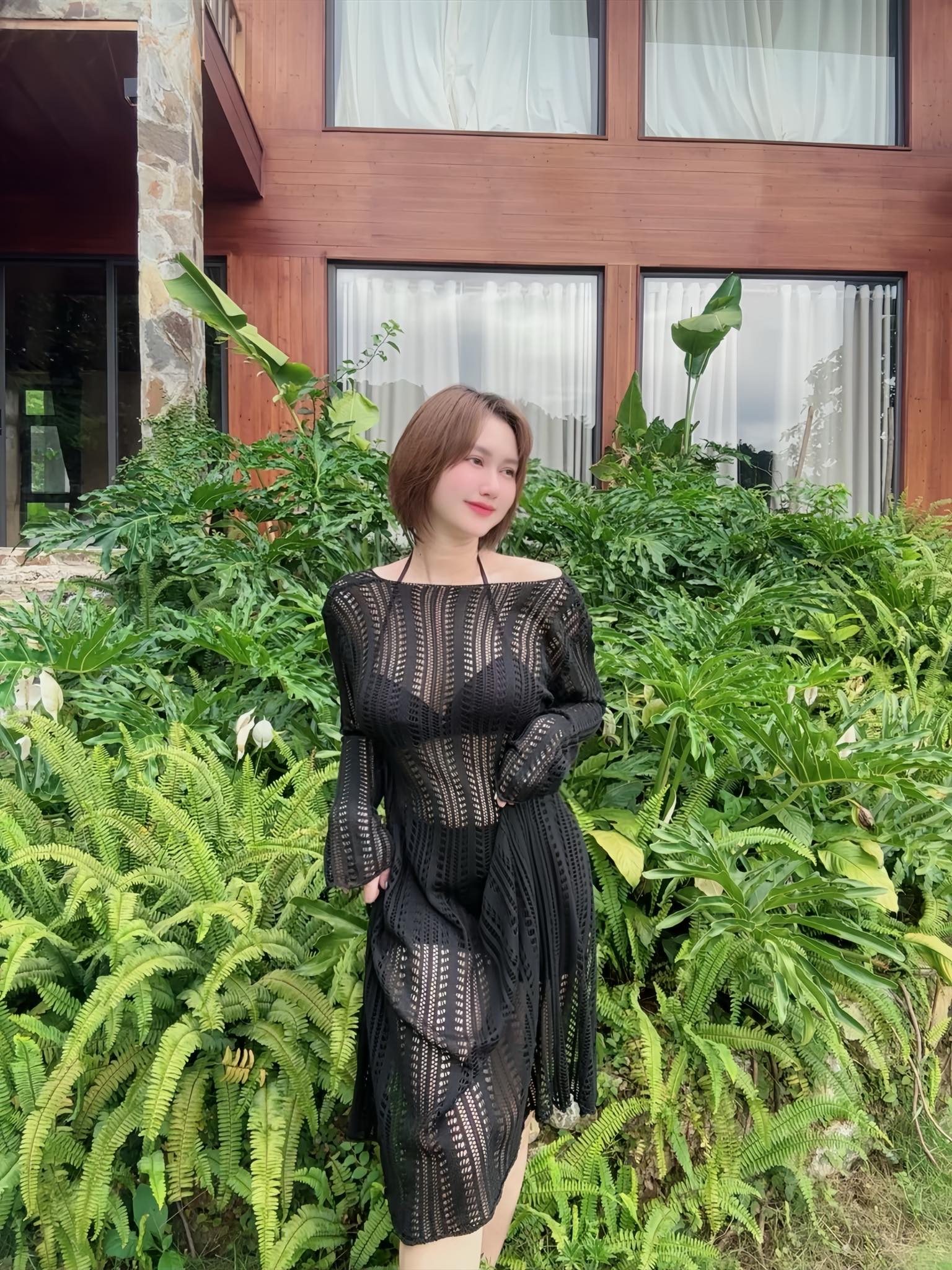 Hương Giang ưa chuộng những thiết kế xuyên thấu, hoặc một mảnh để khoe triệt để lợi thế hình thể.