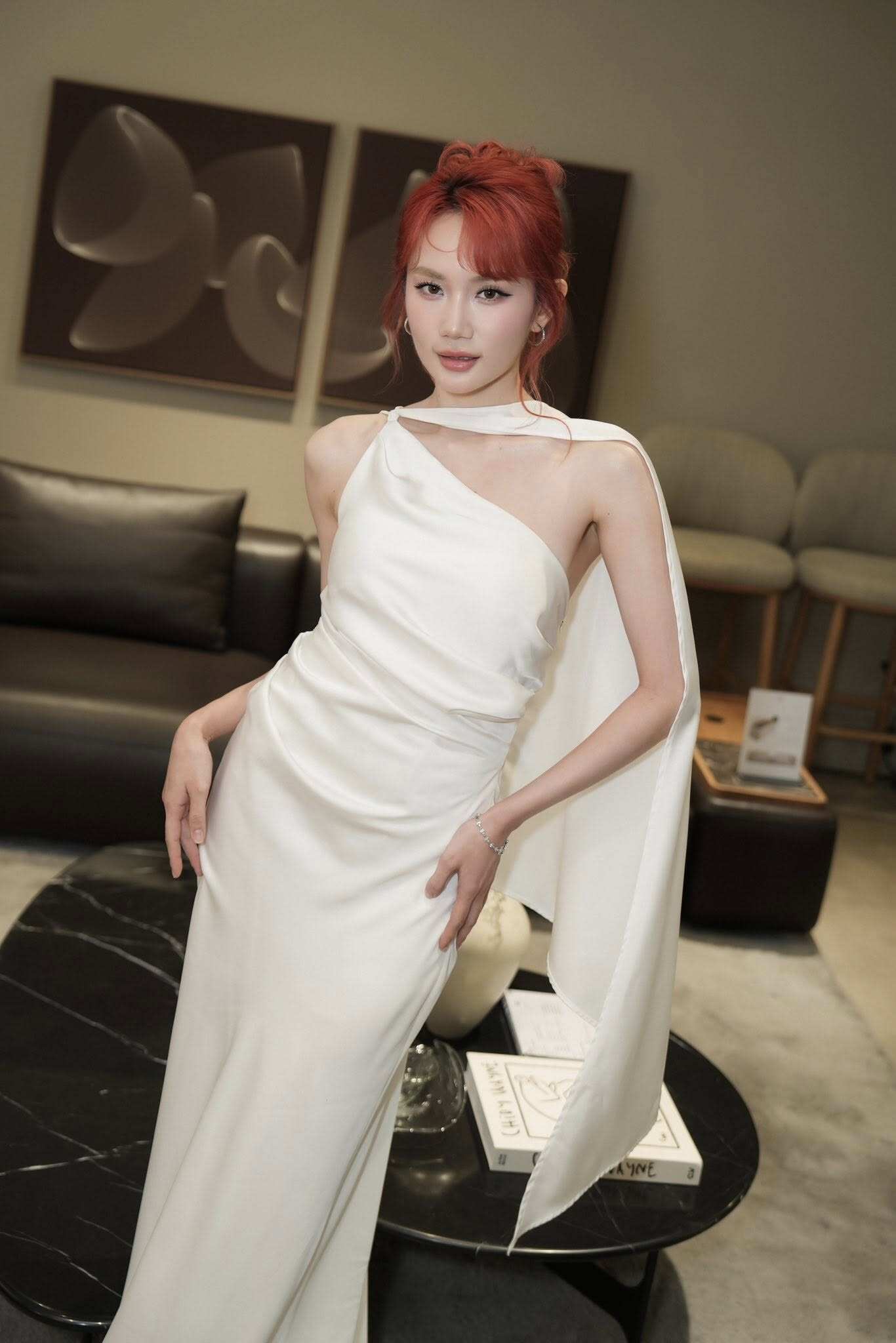 Chị họ của chồng Khánh Thi sở hữu nhan sắc như hoa hậu, 30 tuổi mặc nóng bỏng đẹp hút hồn - 4