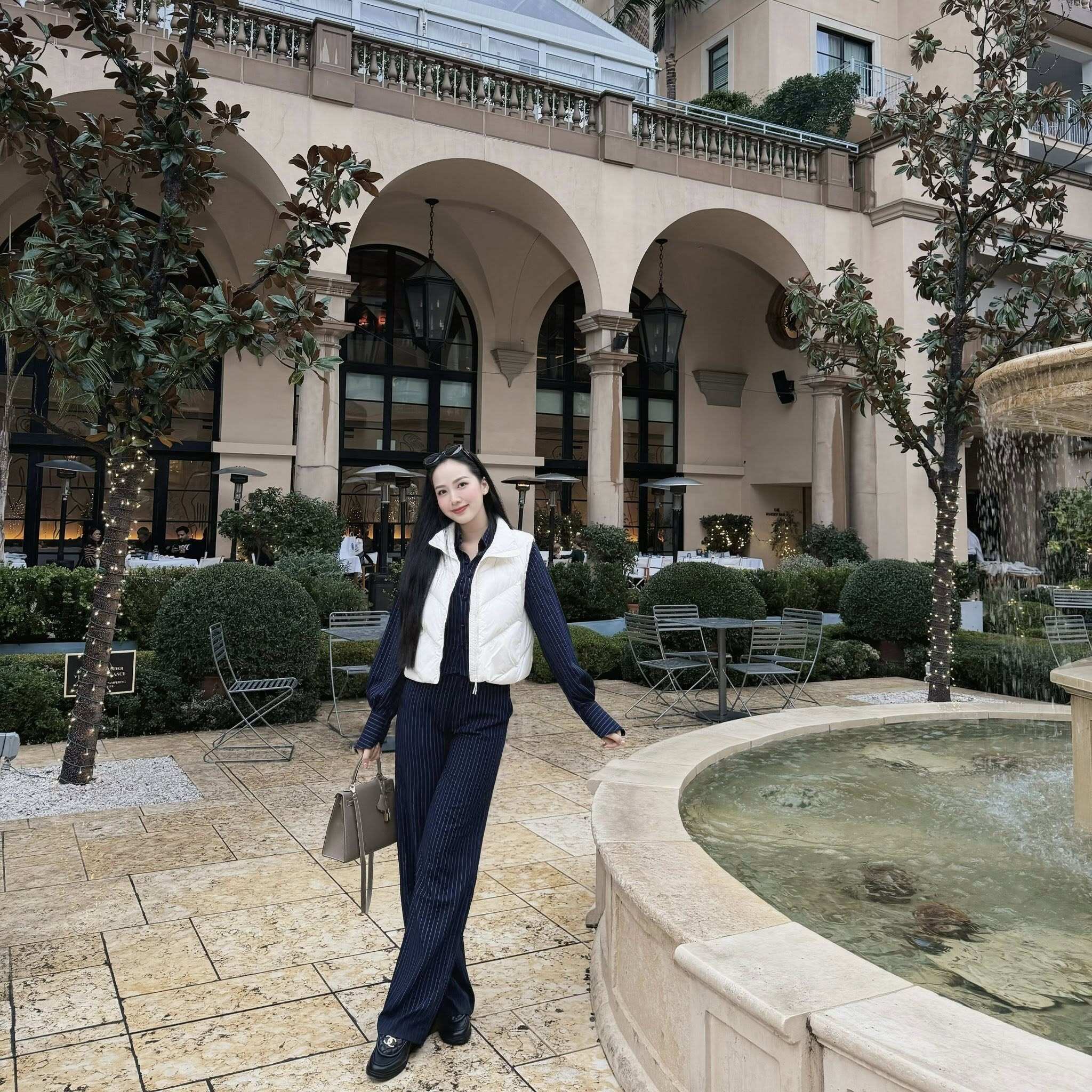 Thời trang của Phạm Thị Phương Quỳnh theo hướng tinh giản, sang trọng, ưu tiên phom dáng chuẩn và chất liệu cao cấp. Người đẹp thường phối đồ cùng túi xách hàng hiệu, phụ kiện tiết chế, tạo tổng thể thanh lịch, đúng phong thái của phu nhân hào môn.