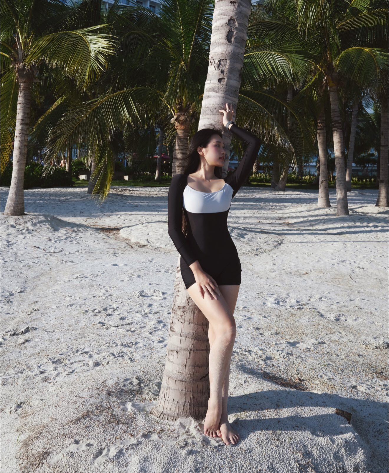 Đôi chân dài miên man, thẳng và gọn gàng là một trong những điểm mạnh hình thể của Doãn Hải My. Sau khi sinh con, vóc dáng và đôi chân của cô gần như không thay đổi, vẫn giữ được vẻ thanh thoát, nhẹ nhàng và rất cuốn hút mỗi lần xuất hiện.