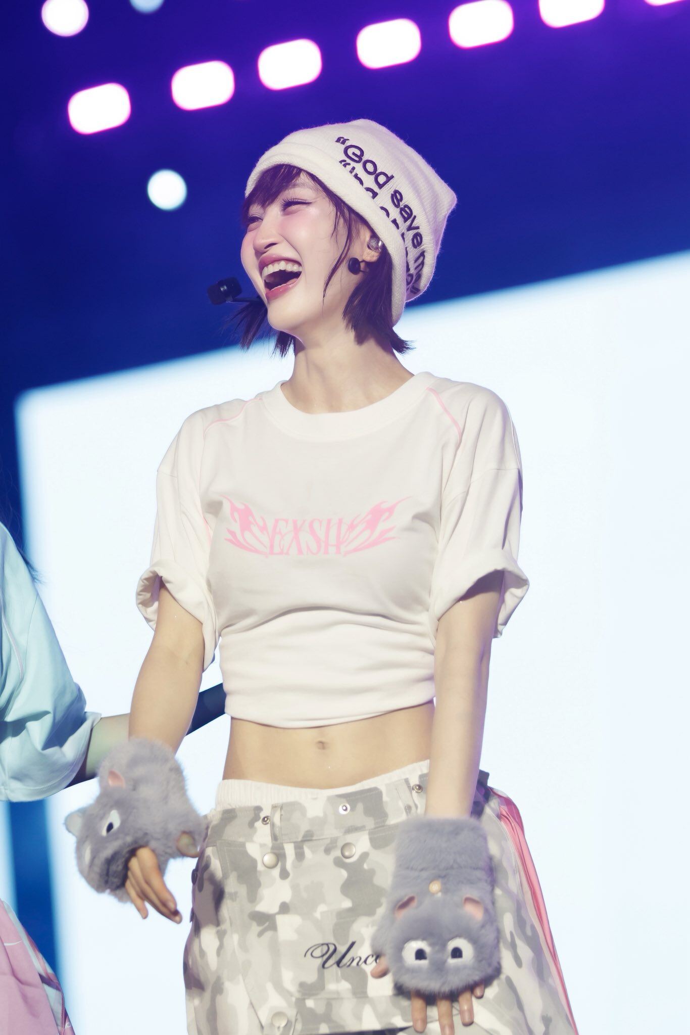 Nữ ca sĩ sở hữu nhan sắc đẹp như AI, chăm mặc ngắn cũn khoe eo 57cm amp;#34;vạn người mêamp;#34; - 8