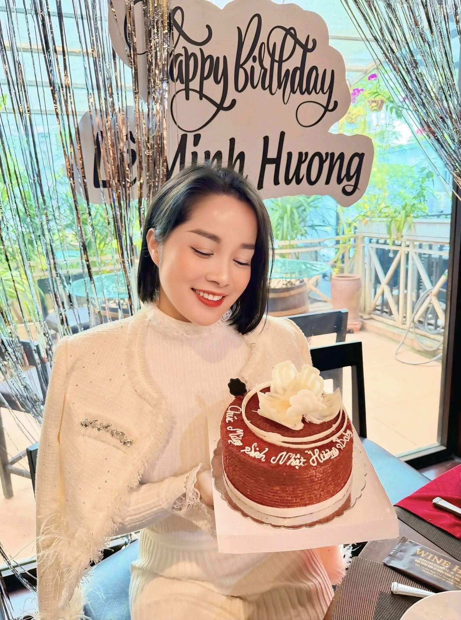 Thời trang của Lê Minh Hương hướng đến sự thanh lịch, kín đáo và tinh tế. Cô ưu tiên trang phục công sở chuẩn mực, phom dáng gọn gàng, màu sắc nhã nhặn. Phong cách tối giản nhưng chỉn chu giúp nữ MC ghi điểm về hình ảnh chuyên nghiệp.