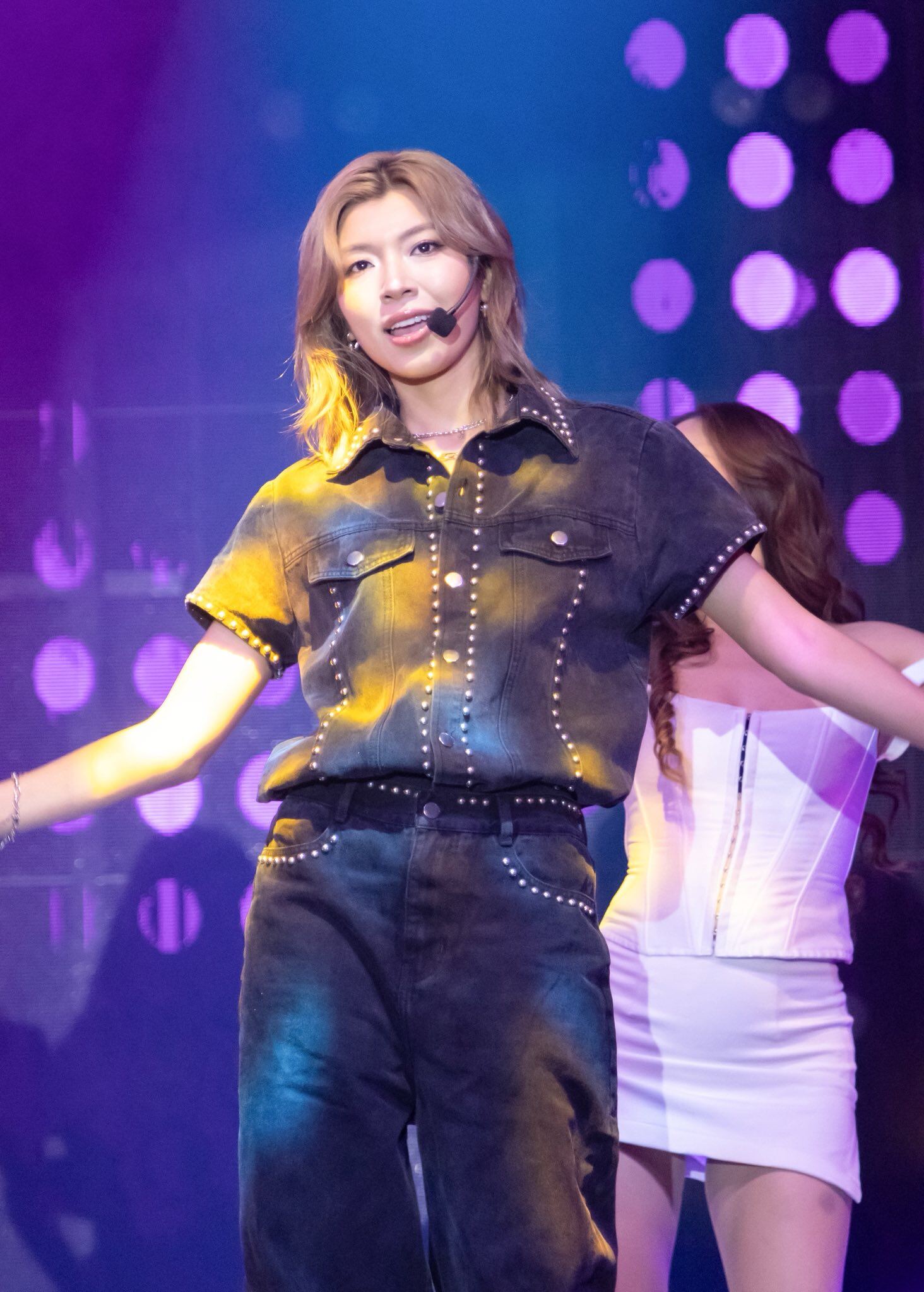 Mái tóc ngắn được Đồng Ánh Quỳnh biến hoá đa dạng từ bạch kim, đỏ hay nâu khói...