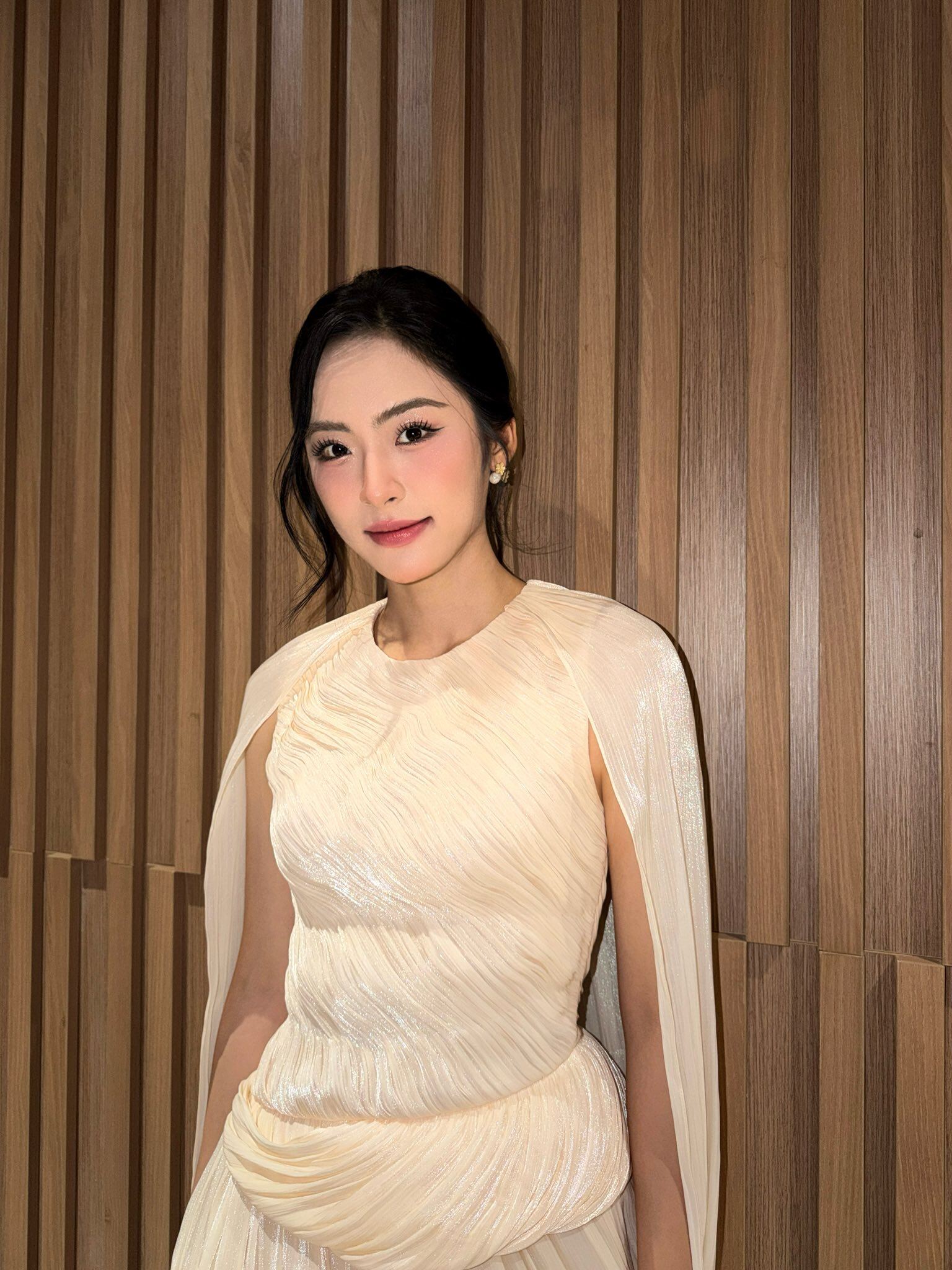 Cô gái cao 1m74 từng bán bánh mì mưu sinh giờ là Á hậu Việt Nam, ảnh mặt mộc amp;#34;gây sốtamp;#34; - 4