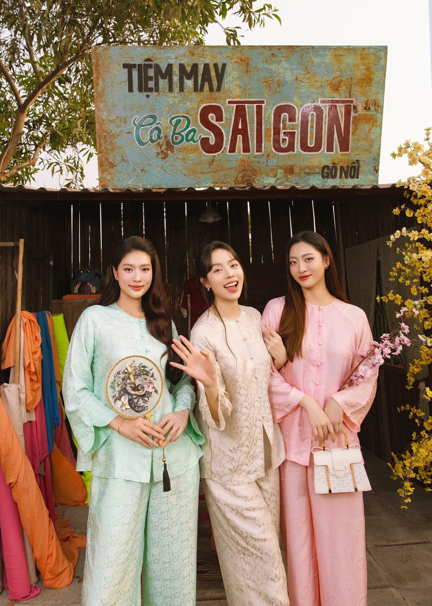 Pháp phục hoặc áo bà ba cách tân tạo cảm giác giản dị, thanh tịnh. Form rộng, kín đáo và thoải mái giúp chị em di chuyển dễ dàng mà vẫn giữ nét trang nghiêm.