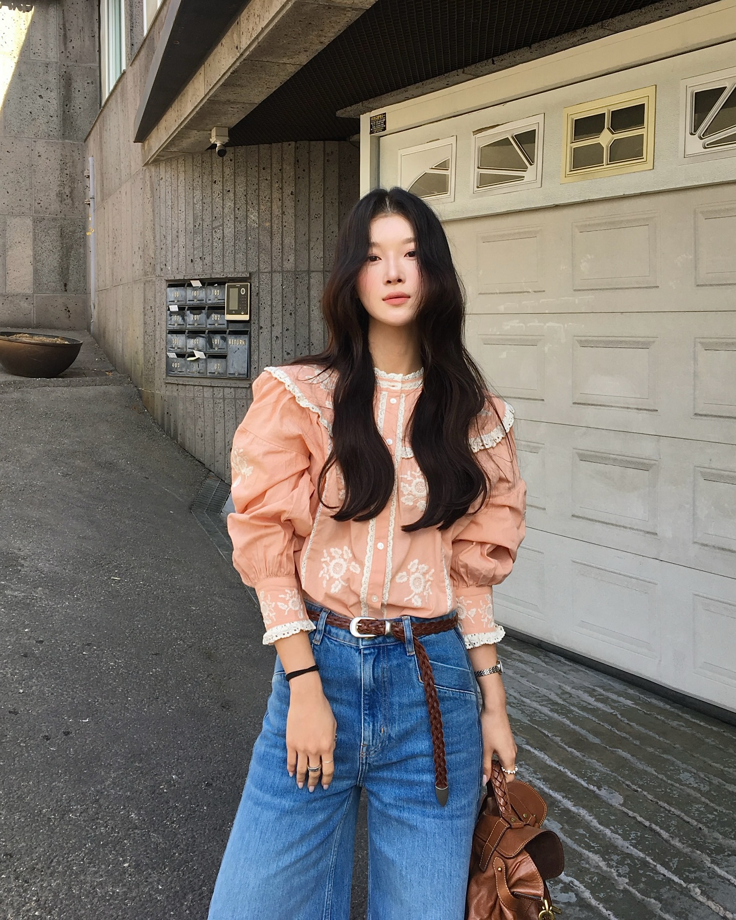 Mê diện quần jeans đi làm, chị em phối cùng 4 kiểu áo này vừa ghi điểm tuyệt đối lại tôn dáng hơn hẳn - 5