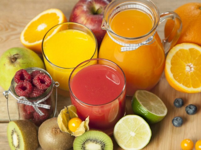 Nước ép rau củ giàu vitamin và chất xơ, giúp tạo cảm giác no, hạn chế ăn quá nhiều. Ưu tiên ép nguyên chất, không thêm đường.