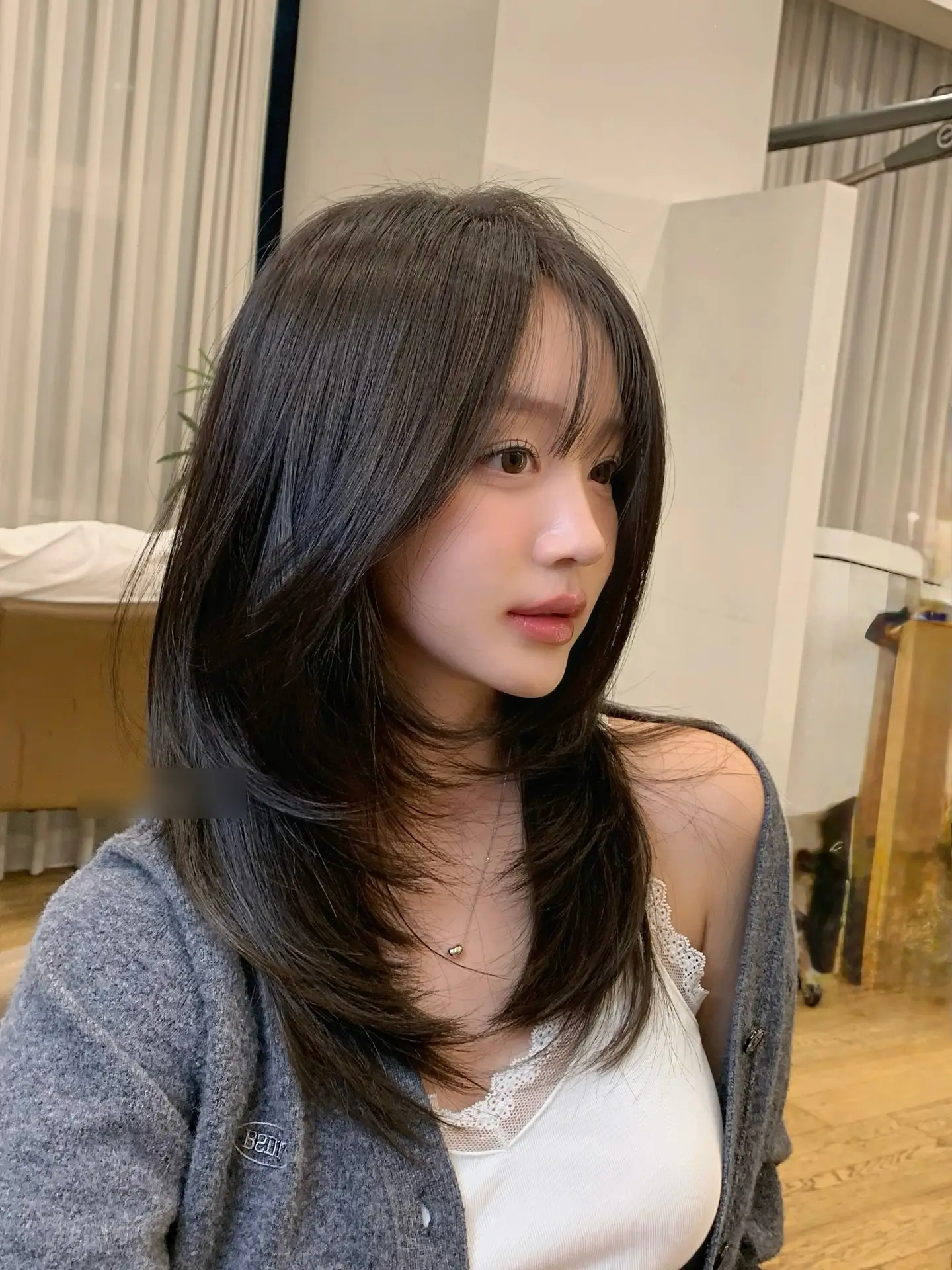 Tóc layer mái bay mang lại vẻ ngoài thanh lịch, trưởng thành. Phần mái uốn nhẹ ôm sát gương mặt giúp tạo hiệu ứng thon gọn rõ rệt. Kiểu tóc này phù hợp với môi trường công sở, đồng thời vẫn giữ được nét mềm mại, nữ tính và hiện đại.