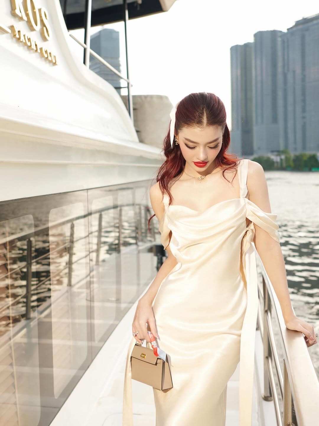 2 mỹ nhân tên Loan hot nhất hiện nay: Người sang chảnh chuẩn amp;#34;phú bàamp;#34;, người suýt bị gia đình từ mặt vì amp;#34;dao kéoamp;#34; - 18