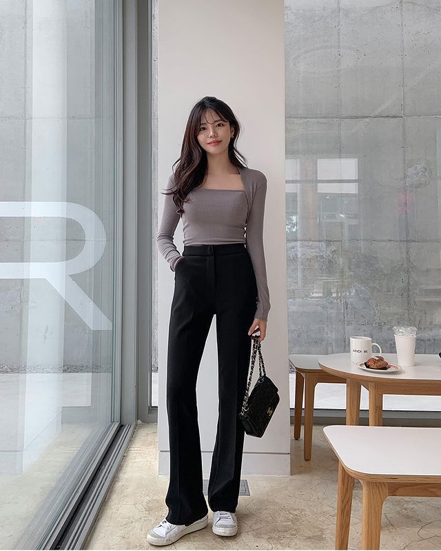 Quần ống loe mang lại hiệu ứng “hack dáng” rõ rệt nếu chọn đúng phom. Thiết kế ôm nhẹ phần đùi, loe vừa phải giúp đôi chân trông dài hơn. Kiểu quần này vừa thời trang vừa ứng dụng cao, phù hợp diện Tết và cả những ngày thường.