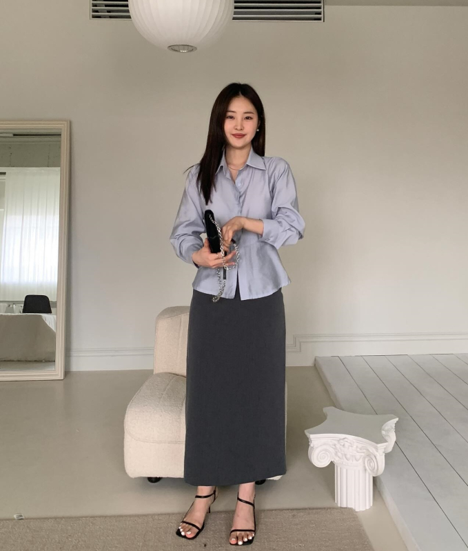 Sơ mi kín đáo kết hợp chân váy suông dài qua gối mang đến vẻ chỉn chu, thanh lịch. Công thức này dễ mặc, phù hợp đi chùa và có thể ứng dụng lại sau Tết.