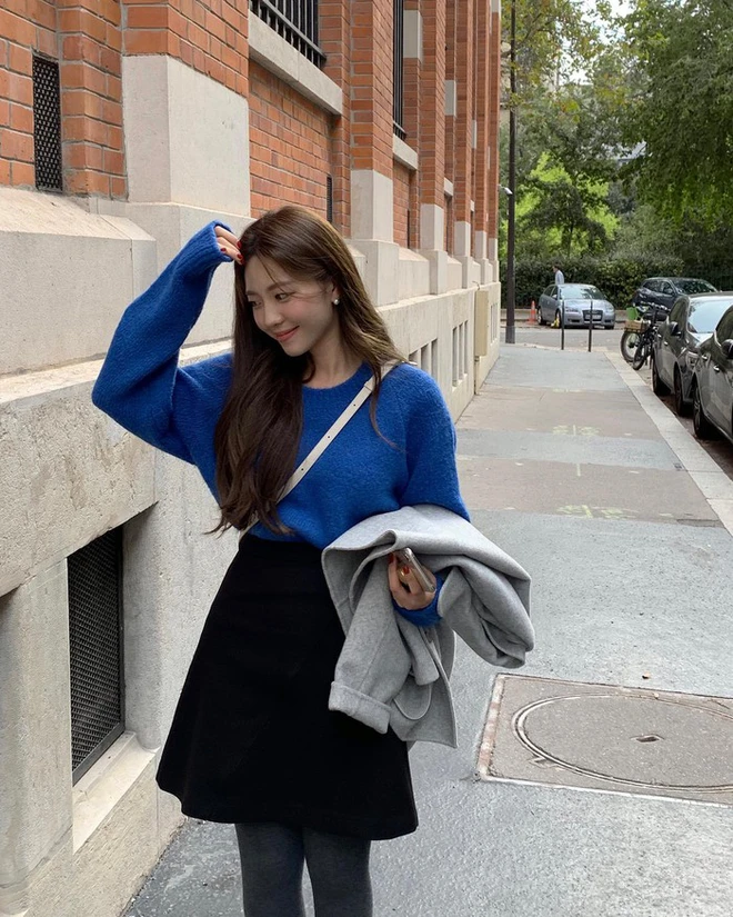 Áo len gam màu tươi vừa đủ giúp outfit có điểm nhấn ngày Tết. Khi phối cùng quần hoặc váy trơn, tổng thể cân bằng, trẻ trung mà không bị quá nổi.