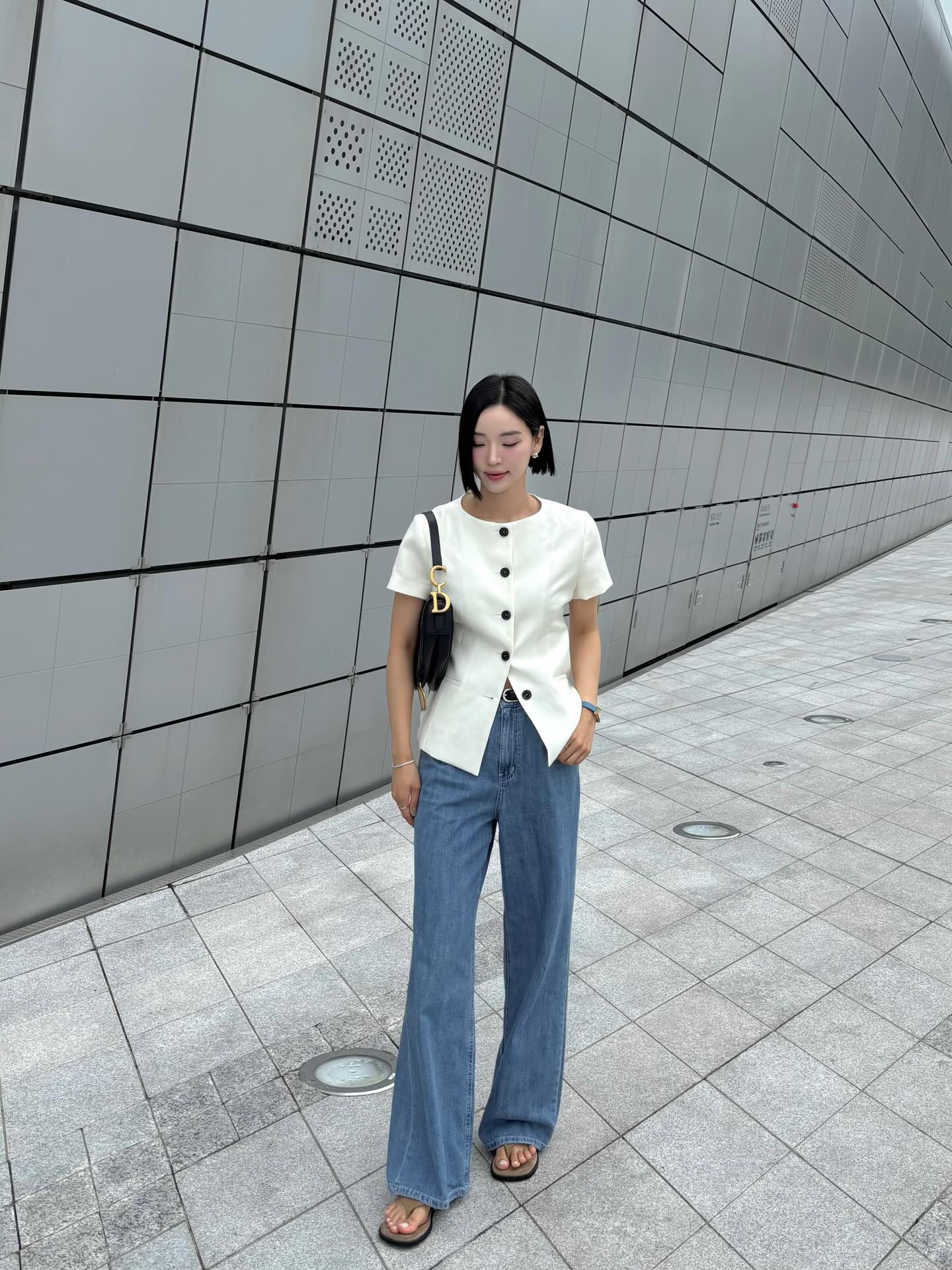 Quần jeans ống rộng là nền tảng của tủ đồ phụ nữ mặc đẹp nhờ khả năng che khuyết điểm và dễ phối. Kiểu quần này tạo cảm giác thoải mái, trẻ trung, phù hợp nhiều dáng người. Chỉ cần đổi áo hoặc giày, jeans ống rộng có thể ứng dụng từ đi làm đến dạo phố.