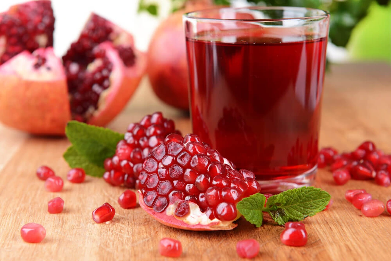Lựu giàu polyphenol và anthocyanin, giúp chống oxy hóa mạnh, làm chậm lão hóa da, hỗ trợ tái tạo collagen và cải thiện sắc da hồng hào, tươi tắn.