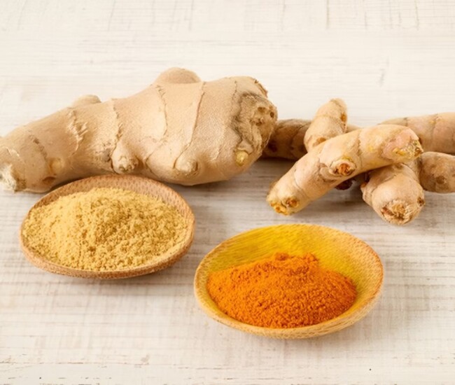 Gừng và nghệ được xem là nguyên liệu quốc dân vì quá quen thuộc, dễ tìm và xuất hiện trong hầu hết gian bếp Việt. Không cần chi phí cao hay cách dùng phức tạp, hai nguyên liệu này có thể áp dụng hằng ngày, hướng đến làm đẹp bền vững từ bên trong.