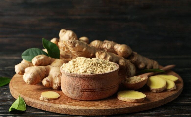 Gừng hỗ trợ lưu thông máu, giúp làn da hồng hào và tươi tắn hơn khi dùng đều đặn. Với tóc, gừng giúp da đầu thông thoáng, kích thích nang tóc hoạt động, giảm cảm giác xẹp và bết. Nhờ đó, tóc trông chắc khỏe, dày dặn hơn thời gian.