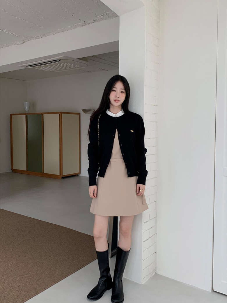 Mặc nguyên cây đen không sai, nhưng thiếu điểm nhấn sẽ rất dễ già. Chỉ cần phụ kiện sáng màu hoặc chi tiết ánh kim, tổng thể lập tức có chiều sâu hơn.