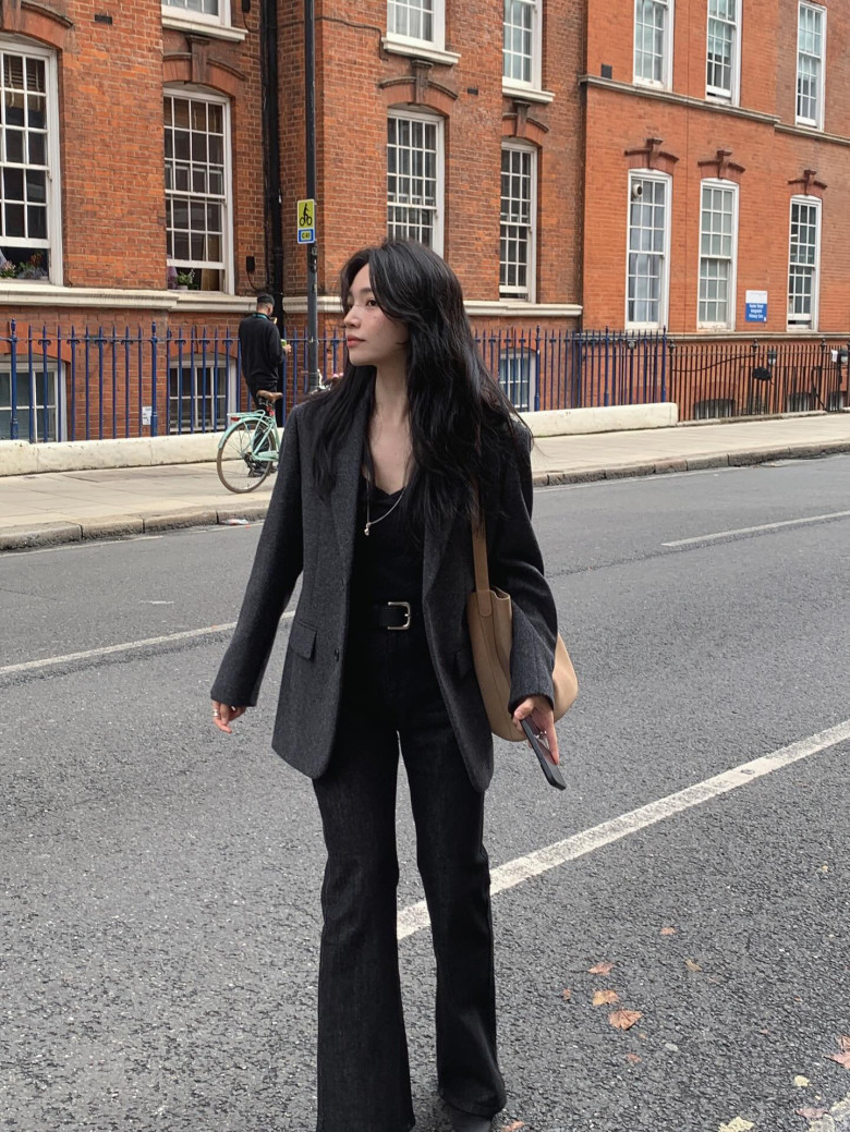 Đồ đen rất dễ “nuốt dáng” nếu phom không chuẩn. Ưu tiên thiết kế vừa vặn, có đường cắt rõ ràng sẽ giúp tổng thể gọn gàng, tôn dáng và sang hơn hẳn.