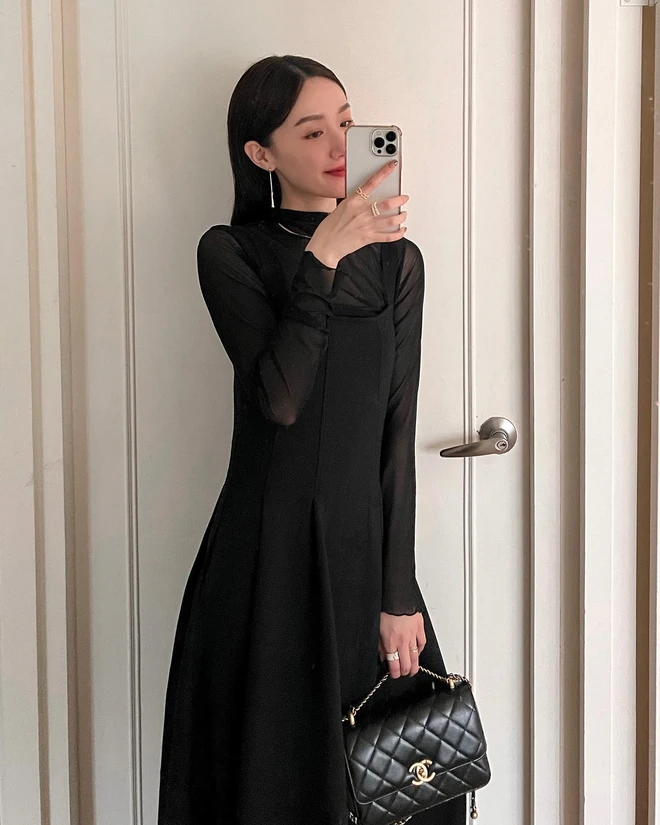 Đồ đen sẽ kém sức sống nếu gương mặt nhợt nhạt. Makeup tươi tắn cùng phụ kiện tinh tế chính là yếu tố giúp outfit hoàn chỉnh và giữ được vẻ sang trọng.