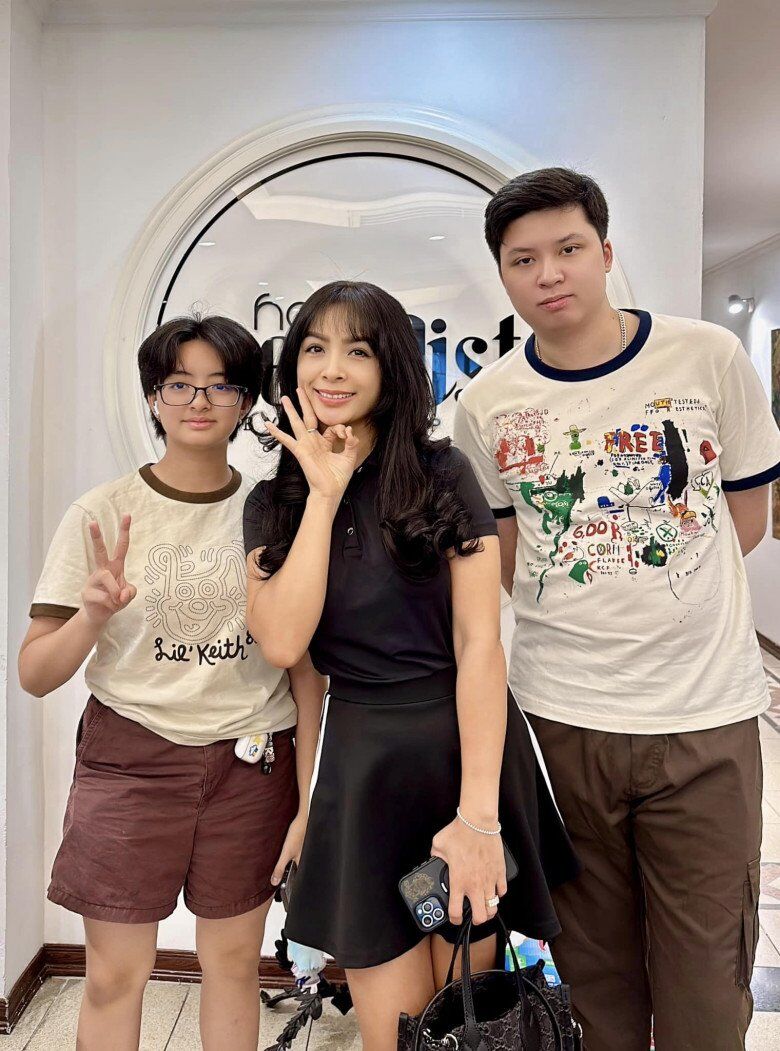 Vợ chồng chân dài 7X có một con trai, một con gái.