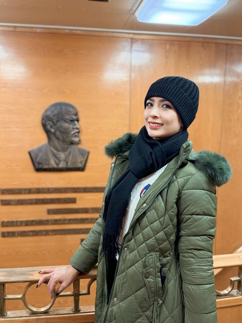 Trong khi đó, năm 2000 Siêu mẫu Thúy Hằng kết hôn với chồng Tiến sỹ Kinh tế.