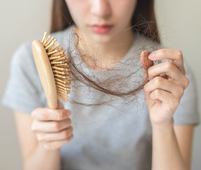 Rụng tóc ngày càng trở thành nỗi lo lớn của nhiều phụ nữ, đặc biệt khi tóc rụng nhiều, thưa dần và khó phục hồi. Tình trạng này không chỉ ảnh hưởng ngoại hình mà còn tác động đến sự tự tin và tâm lý lâu dài.