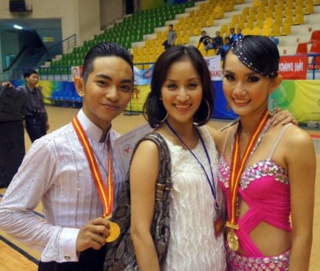 Hoàng Mỹ An bên cạnh vợ chồng Khánh Thi - Phan Hiển khi còn thi đấu dancesport.