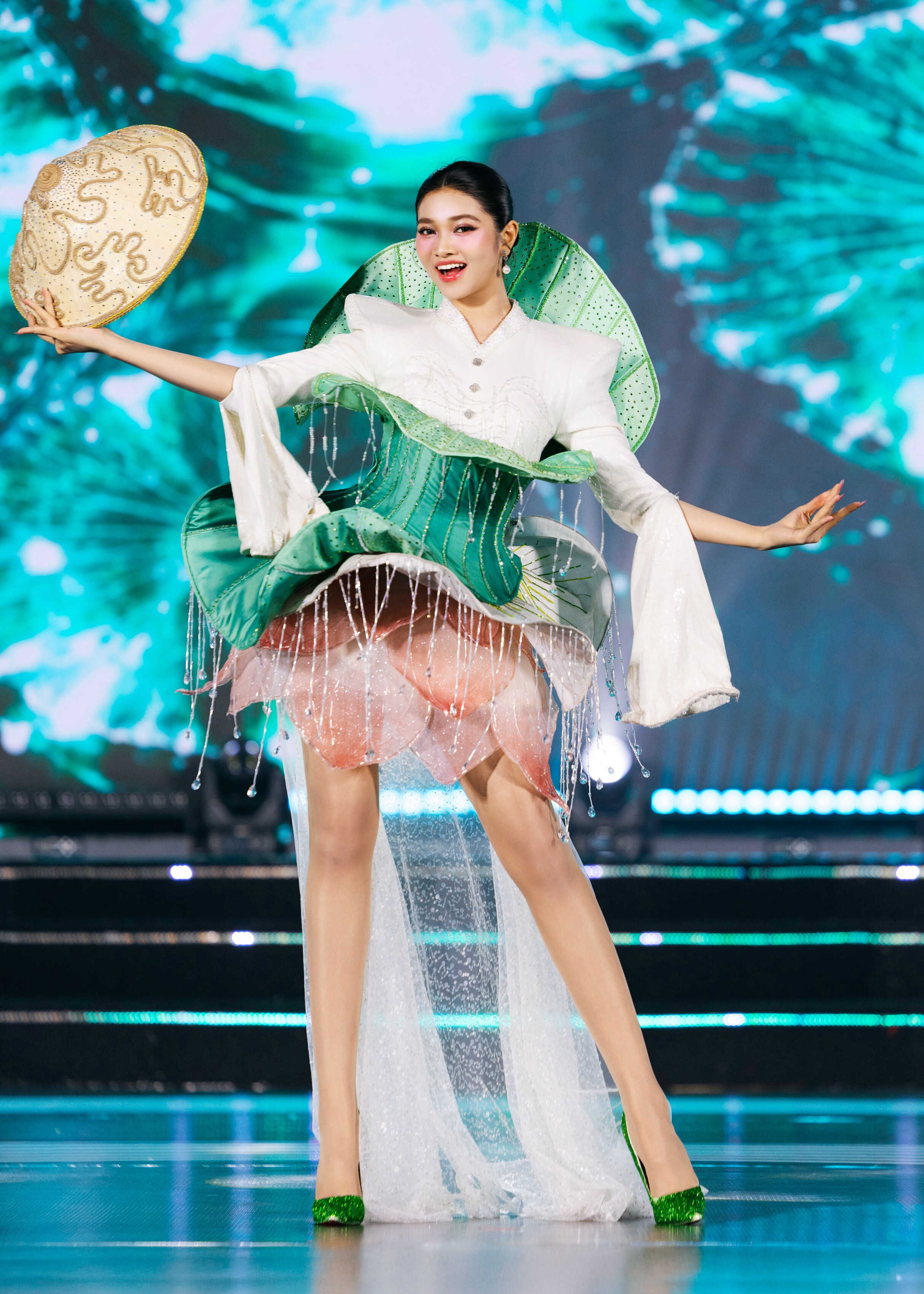 Á hậu Miss World Vietnam 2023 Huỳnh Minh Kiên mở màn Dances of Vietnam với trang phục lấy cảm hứng từ hoa sen.