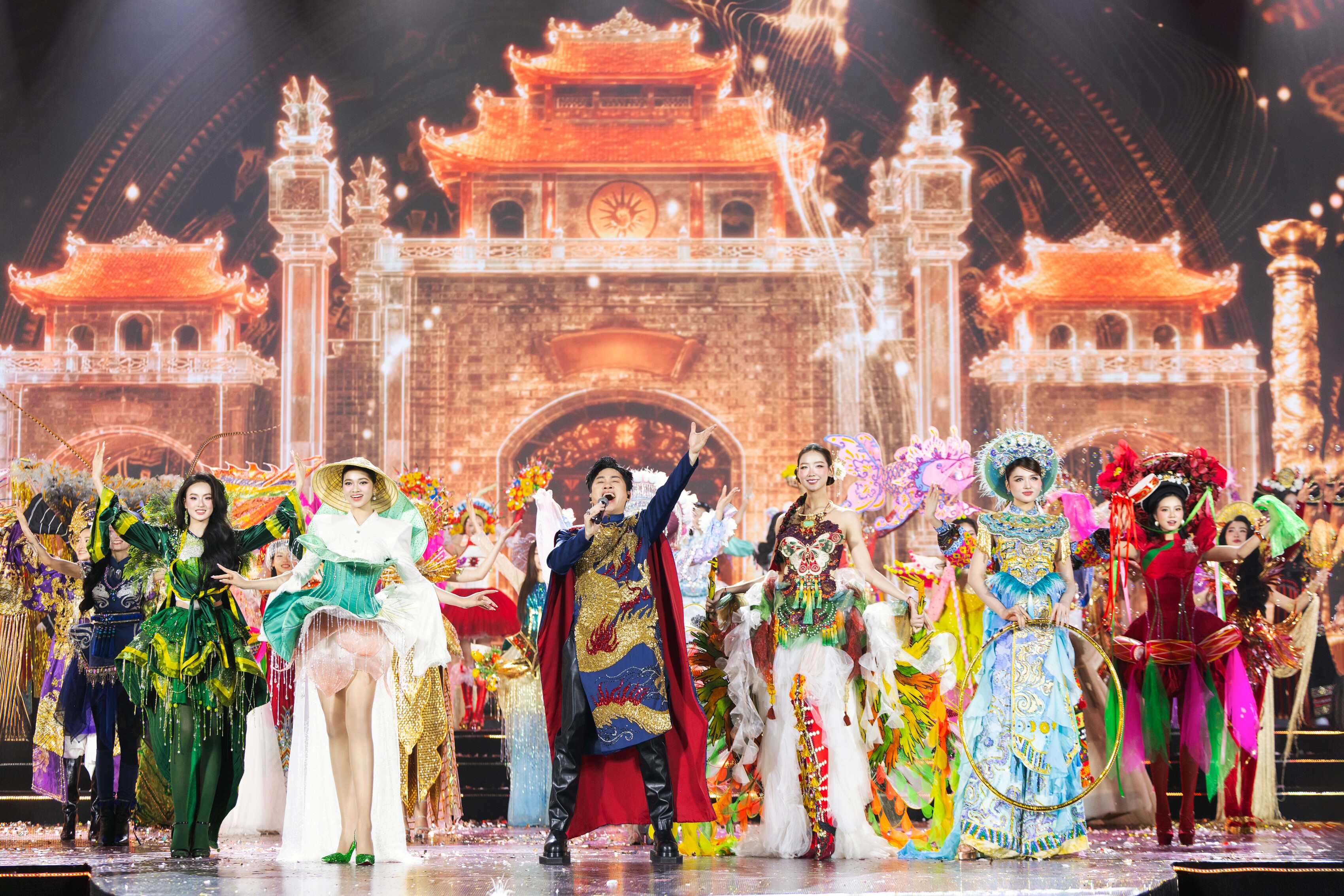 Ca sĩ Tùng Dương cùng dàn Hoa - Á hậu và top 47 thí sinh tại phần thi Dances of Vietnam.