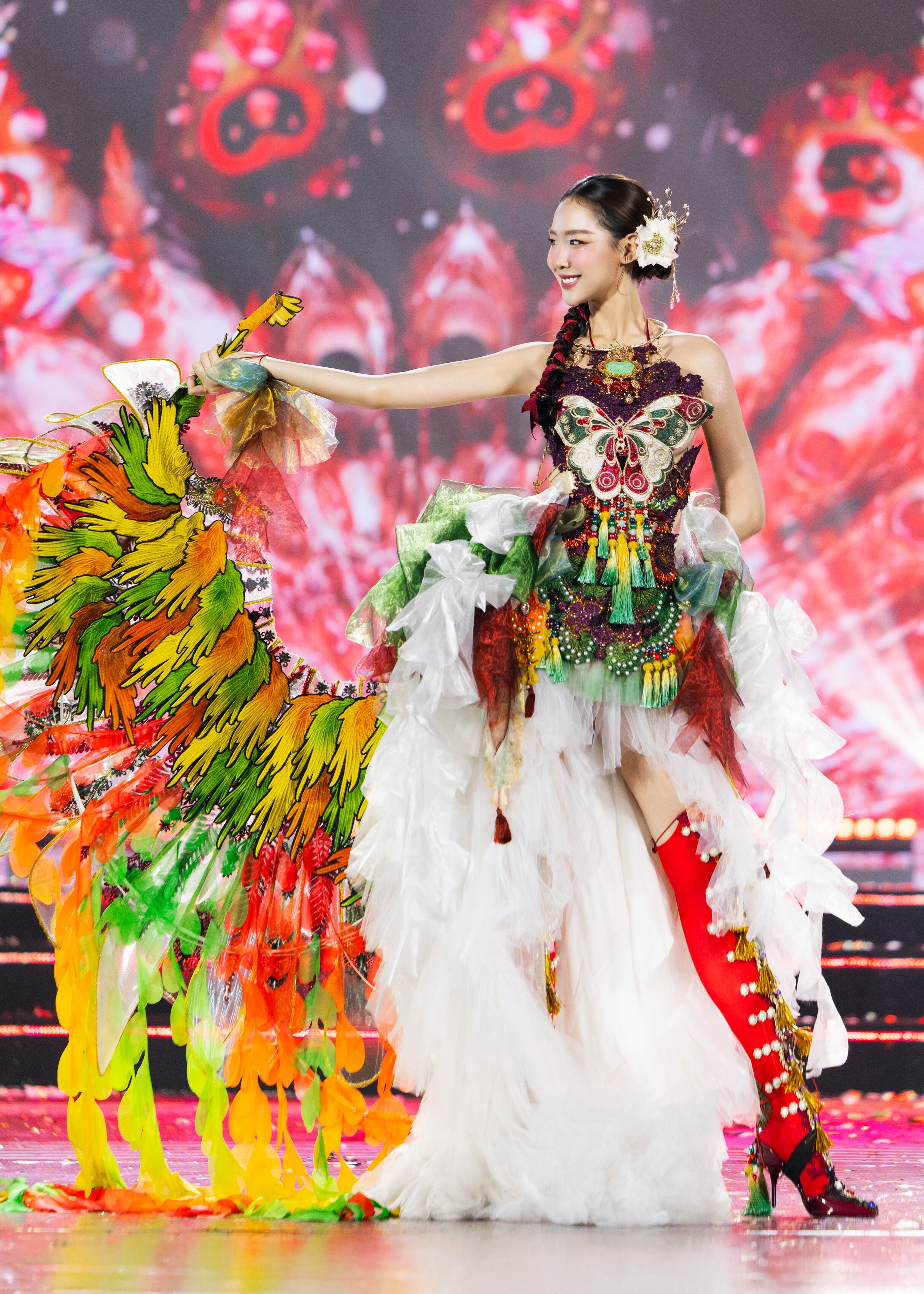 Trong khi đó, Miss World Vietnam 2024 Hoa hậu Lê Nguyễn Bảo Ngọc kết màn ấn tượng trong thiết kế lấy cảm hứng từ tranh dân gian Đông Hồ.