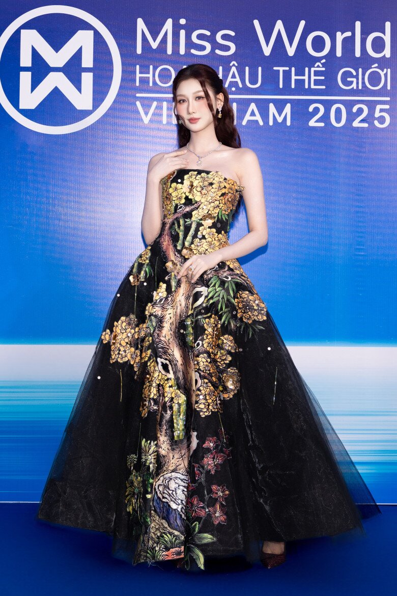 Hoa hậu Quế Anh hoá công chúa ngọt ngào. 