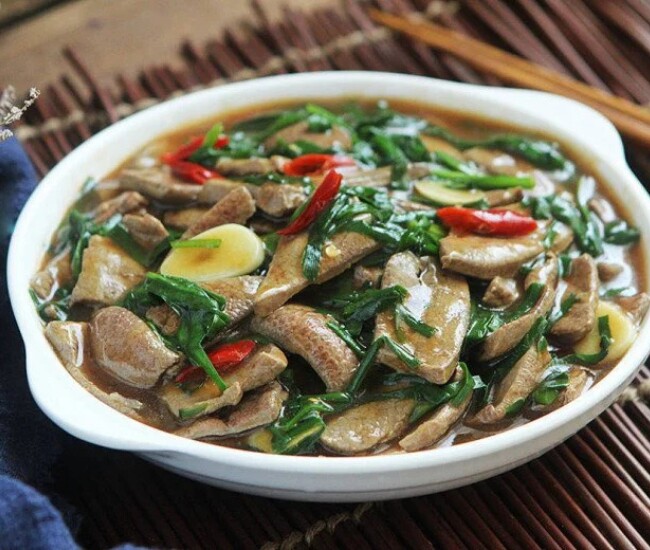 Gan giàu biotin và sắt, hỗ trợ sản xuất keratin và hạn chế rụng tóc. Ăn điều độ giúp tóc chắc khỏe, giảm tình trạng tóc mỏng.