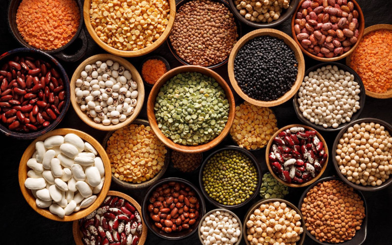 Các loại đậu giàu biotin, sắt và kẽm. Những dưỡng chất này hỗ trợ nang tóc phát triển ổn định, giúp tóc dày và ít rụng hơn.