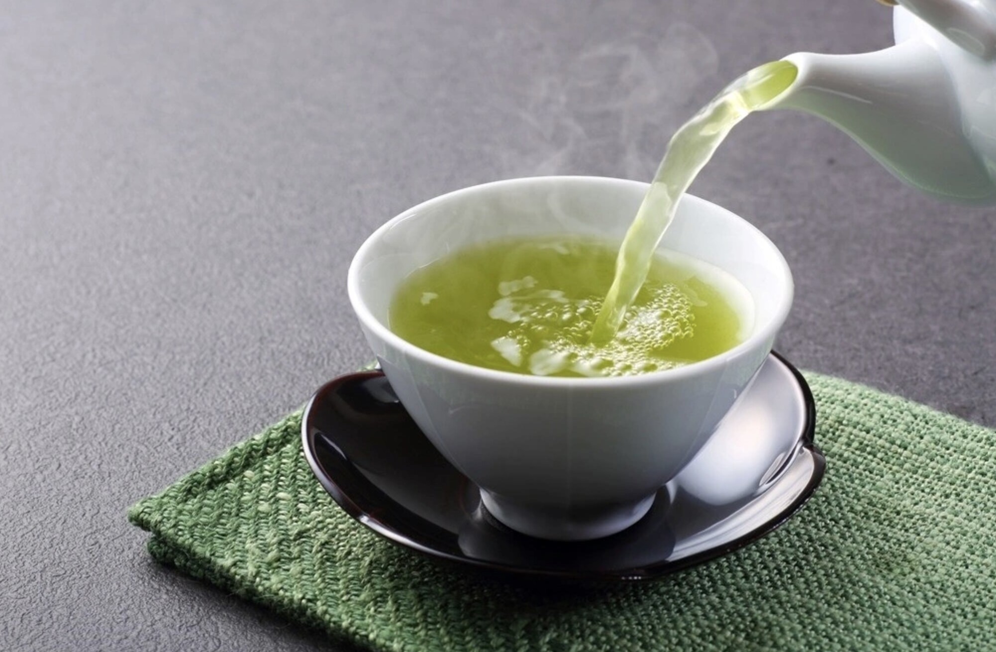 Trà xanh chứa catechin chống oxy hóa mạnh, giúp làm chậm lão hóa. Uống điều độ hỗ trợ trao đổi chất và giúp da trông tươi tắn hơn.