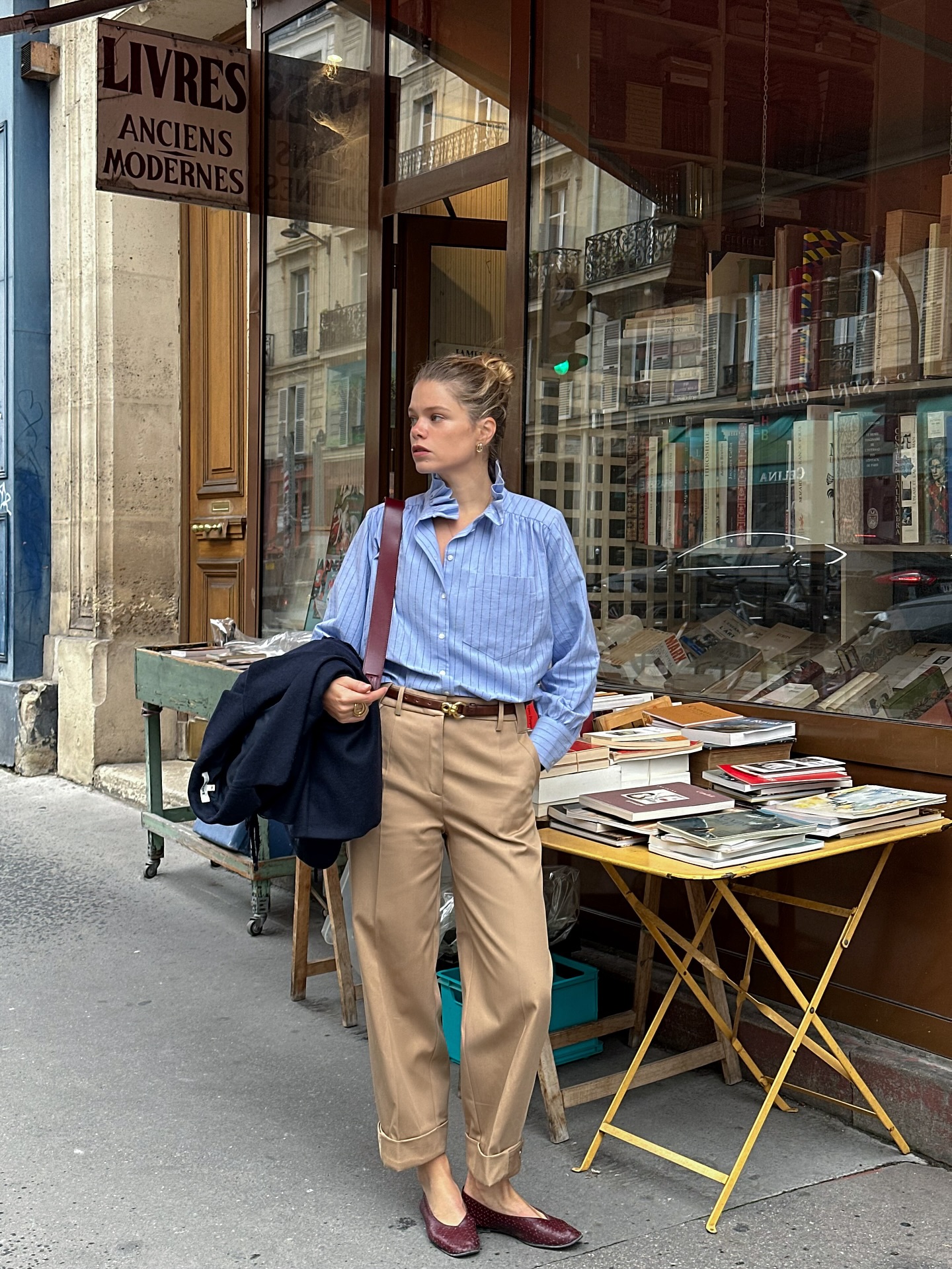 Giày búp bê là lựa chọn quen thuộc của phụ nữ Pháp nhờ sự đơn giản và thanh lịch tự nhiên. Thiết kế gọn gàng, không phô trương giúp tổng thể trang phục trông nhẹ nhàng nhưng vẫn tinh tế. Giày búp bê dễ phối với quần jeans, váy liền hay chân váy, tạo nên vẻ “sang ngầm” rất đặc trưng.