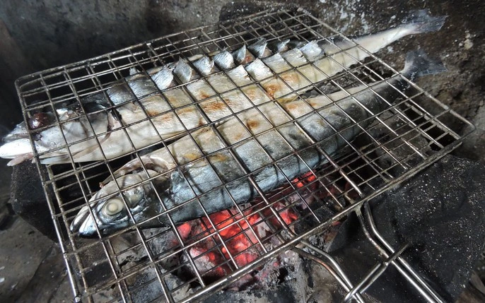 Hiện nay cá lá tre được bán với giá khoảng 140.000 đồng mỗi kg. Do sản lượng ít, mỗi chuyến chỉ vài chục cân, cá thường được thương lái và nhà hàng thu mua nhanh, không phải lúc nào cũng có sẵn tại chợ địa phương miền Trung.