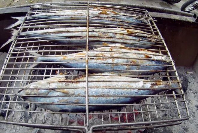 Cá lá tre thường nấu canh chua hoặc nướng mọi. Cá được làm sạch, bỏ mang, cắt khúc hoặc để nguyên con. Khi nấu, thịt cá beo béo, mằn mặn; khi nướng, thịt săn chắc, thơm, không khô, rất hợp khẩu vị người miền biển và du khách phương xa.