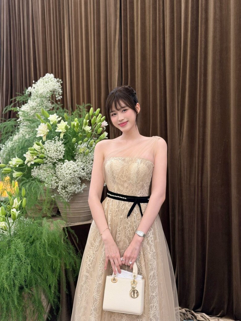 Sau khi kết hôn, Hoa hậu Đỗ Thị Hà hiếm khi tham gia hoạt động nghệ thuật, ngừng kinh doanh để tập trung vun vén hôn nhân với thiếu gia Viết Vương. 