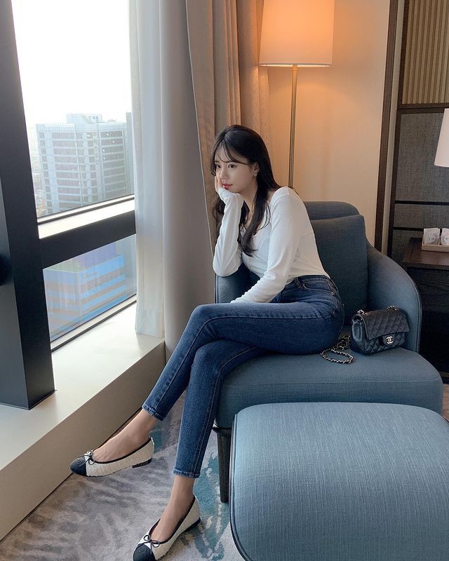 Giày búp bê là lựa chọn an toàn cho những ngày không muốn suy nghĩ nhiều về trang phục. Kiểu giày này mang lại sự thoải mái nhưng vẫn giữ được nét thanh lịch. Giày búp bê dễ phối với quần jeans, chân váy hay váy liền, phù hợp cả đi làm lẫn đi chơi.